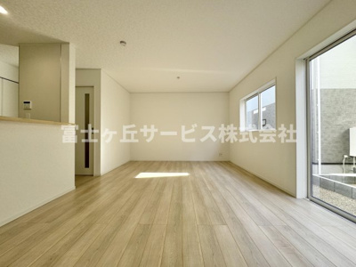 【居間・リビング】 | 静岡市葵区上伝馬 3期 新築一戸建て 6号棟 | リビングです