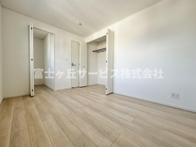 【洋室】 | 静岡市葵区上伝馬 3期 新築一戸建て 6号棟 | 収納もある洋室です