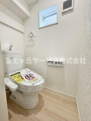 【トイレ】 | 静岡市葵区上伝馬 3期 新築一戸建て 6号棟 | 1Fトイレです
2Fにも同タイプのトイレがあります