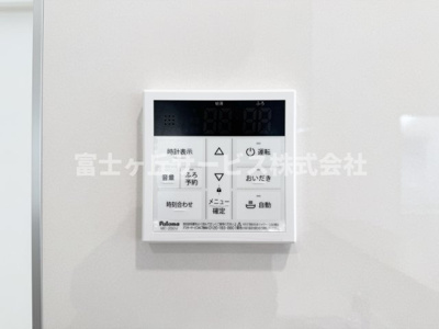 【発電・温水設備】 | 静岡市葵区上伝馬 3期 新築一戸建て 6号棟 | リビングからも操作ができて便利です