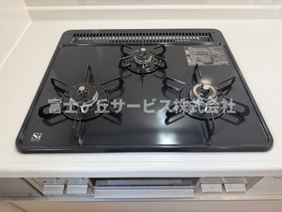 【その他】 | 静岡市葵区上伝馬 3期 新築一戸建て 7号棟 | 3口コンロがあります