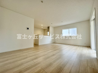 【居間・リビング】 | 静岡市葵区上伝馬 3期 新築一戸建て 7号棟 | リビングダイニングです