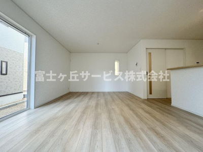 【居間・リビング】 | 静岡市葵区上伝馬 3期 新築一戸建て 7号棟 | リビングです