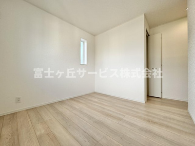 【洋室】 | 静岡市葵区上伝馬 3期 新築一戸建て 7号棟 | 収納もある洋室です