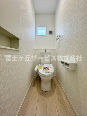 【トイレ】 | 静岡市葵区上伝馬 3期 新築一戸建て 7号棟 | 1Fトイレです
2Fにも同タイプのトイレがあります