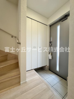 【玄関】 | 静岡市葵区上伝馬 3期 新築一戸建て 7号棟 | 収納もある玄関です