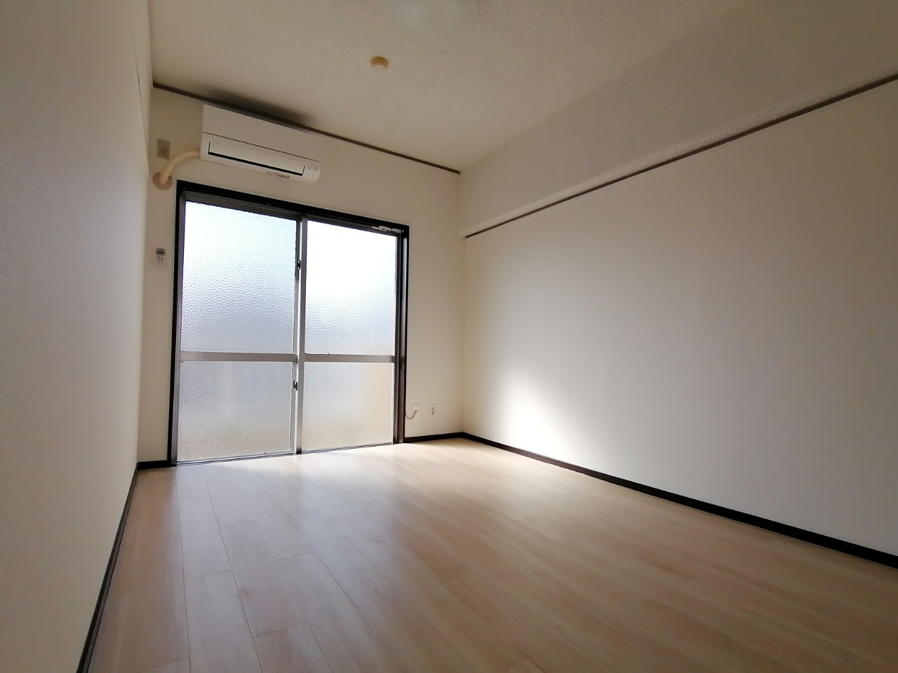 照屋アパートの洋室