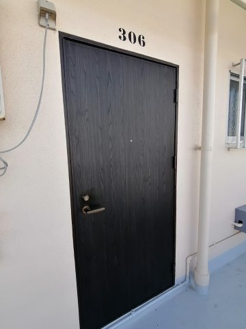 照屋アパートの玄関