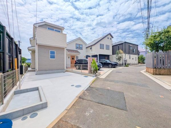 横浜市神奈川区二本榎の新築一戸建の前面道路含む現地写真|車通りが少ない為、小さなお子様にも安心です。
是非一度、現地へ起こしください。

