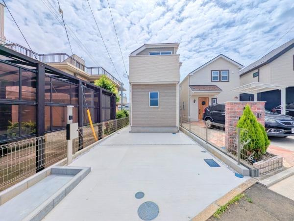 横浜市神奈川区二本榎の新築一戸建の駐車場|広々とした駐車スペース！
車１台＋自転車・バイクを置けるスペースもございます♪