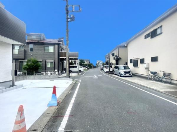横浜市旭区金が谷１丁目の新築一戸建の前面道路含む現地写真|落ち着いた街並みになります。
是非一度、現地へお越しください。 
ご自宅までの送迎もいたします