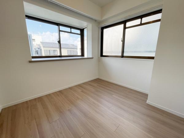 エンゼルハイム大森南の洋室|白とナチュラルの落ち着いたカラーセレクトです
