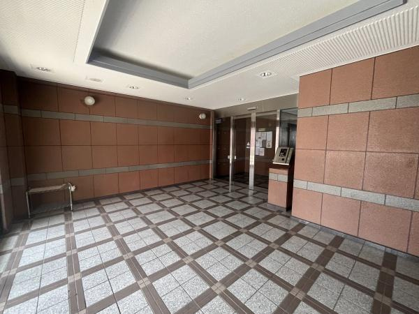 エンゼルハイム大森南のエントランス|明るい印象のエントランスが皆様を迎え入れます。管理体制がしっかりしていることがうかがえる綺麗なエントランスです。