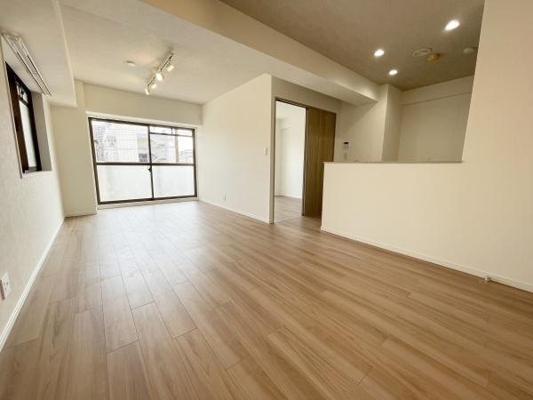 【居間・リビング】 | エンゼルハイム大森南 | 窓からの日差し・風・すべてが心地よくゆったりとした時間を過ごせます♪