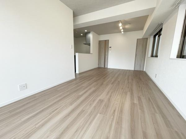 エンゼルハイム大森南の居間・リビング|キッチンからリビングダイニングまで見渡せて、ご家族のコミュニケーションも取りやすい間取りです♪