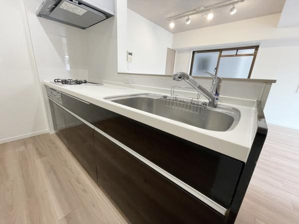 【キッチン】 | エンゼルハイム大森南 | キッチンスペースは広々しており、調理の効率が上がる３口コンロで家事もはかどります♪