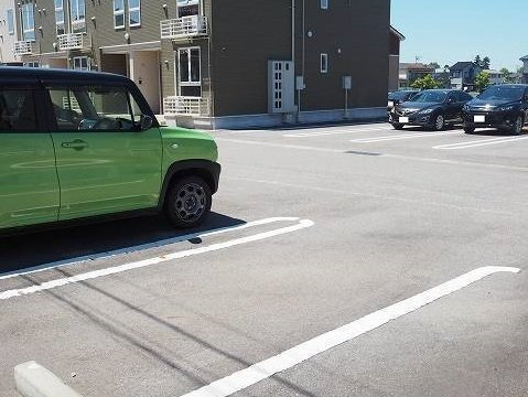 サウス　スプリングの駐車場|車をお持ちの方に嬉しい駐車場付きの物件です