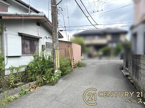 北葛城郡上牧町下牧６丁目 ／中古一戸建の前面道路含む現地写真|■現地撮影写真■スーパーなど商業施設が徒歩圏内に近接しています。
