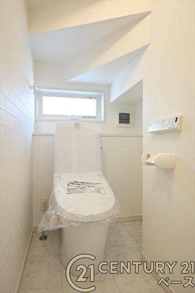 橿原市葛本町 ２号地 ／新築一戸建のトイレ|■現地撮影写真■ウォシュレット完備！トルネード洗浄・フチなし形状でお手入れも楽々ですね！