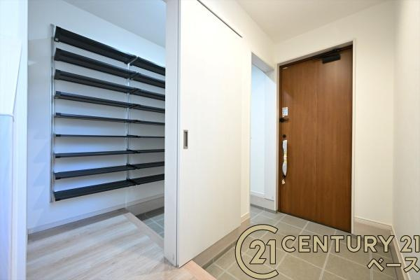 橿原市葛本町 ２号地 ／新築一戸建の玄関|■現地撮影写真■玄関には大容量シューズボックス完備！