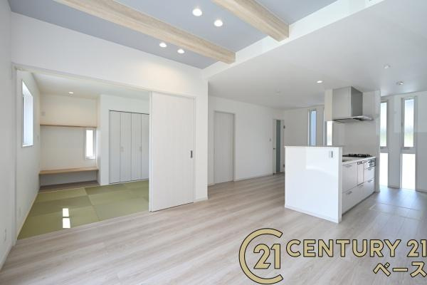 橿原市葛本町 ２号地 ／新築一戸建の居間・リビング|■現地撮影写真■ご家族でくつろいでいただける広々したリビングです！