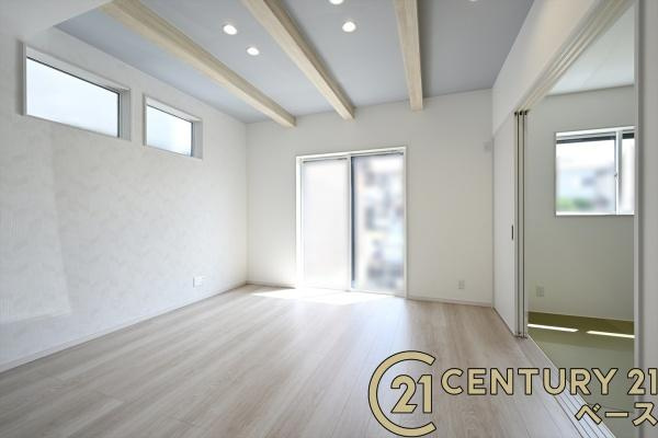 橿原市葛本町 ２号地 ／新築一戸建の居間・リビング|■現地撮影写真■大きな窓から柔らかい光が射し込みます！