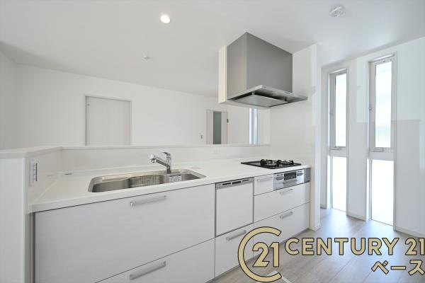 橿原市葛本町 ２号地 ／新築一戸建のキッチン|■現地撮影写真■家族とのコミュニケーションがとりやすい人気のカウンターキッチン！