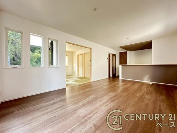 ファーストタウン大野 １号棟 ／新築一戸建の居間・リビング|■現地撮影写真■ご家族でくつろいでいただける広々したリビング！小窓やアクセントクロスがおしゃれな空間を演出します！