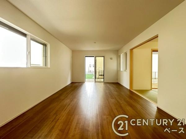 ファーストタウン大野 １号棟 ／新築一戸建の居間・リビング|■現地撮影写真■家計と環境に優しい、断熱性・保温性に優れたペアガラスを使用しています！