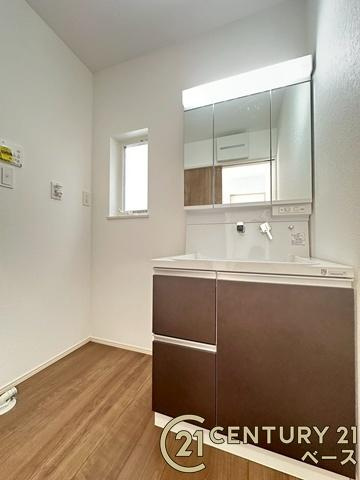 ファーストタウン大野 １号棟 ／新築一戸建の独立洗面台|■現地撮影写真■三面鏡タイプのミラーキャビネット！収納スペースも豊富です！