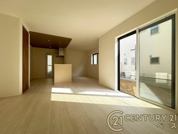 ファーストタウン大野 ２号棟 ／新築一戸建の居間・リビング|■現地撮影写真■家計と環境に優しい、断熱性・保温性に優れたペアガラスを使用しています！