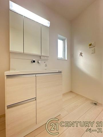 ファーストタウン大野 ２号棟 ／新築一戸建の独立洗面台|■現地撮影写真■三面鏡タイプのミラーキャビネット！収納スペースも豊富です！