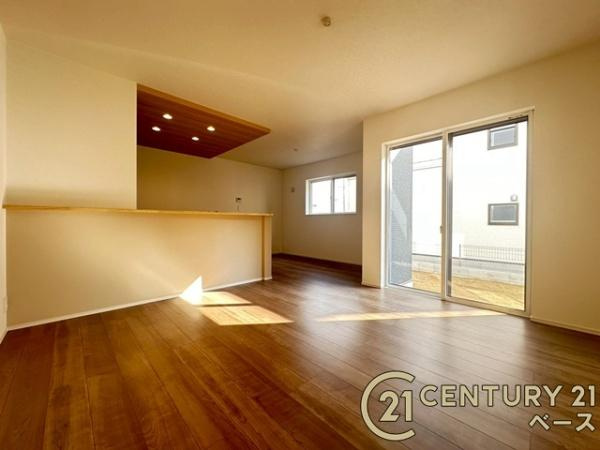 ファーストタウン大野 ３号棟 ／新築一戸建の居間・リビング|■現地撮影写真■家計と環境に優しい、断熱性・保温性に優れたペアガラスを使用しています！