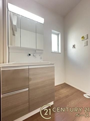ファーストタウン大野 ３号棟 ／新築一戸建の独立洗面台|■現地撮影写真■三面鏡タイプのミラーキャビネット！収納スペースも豊富です！