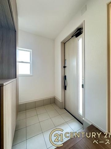 ファーストタウン大野 ５号棟 ／新築一戸建の玄関|■現地撮影写真■すっきりとした明るい玄関が家族やお客様を迎えてくれます！