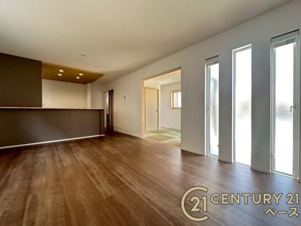 ファーストタウン大野 ５号棟 ／新築一戸建の居間・リビング|■現地撮影写真■ご家族でくつろいでいただける広々したリビング！小窓やアクセントクロスがおしゃれな空間を演出します！