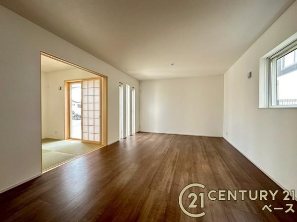 ファーストタウン大野 ５号棟 ／新築一戸建の居間・リビング|■現地撮影写真■家計と環境に優しい、断熱性・保温性に優れたペアガラスを使用しています！