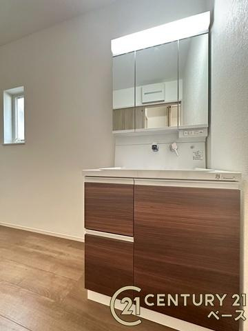 ファーストタウン大野 ５号棟 ／新築一戸建の独立洗面台|■現地撮影写真■三面鏡タイプのミラーキャビネット！収納スペースも豊富です！