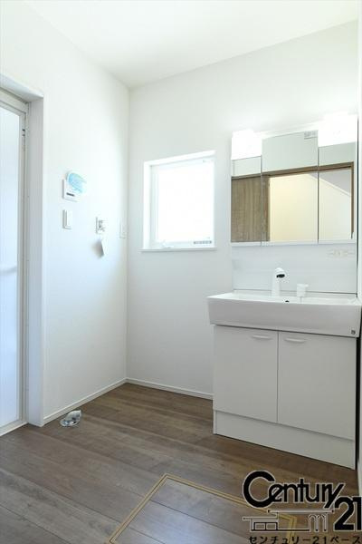 ファーストタウン大野 ４号棟 ／新築一戸建の内観：施工例|■三面鏡タイプのミラーキャビネット！収納スペースも豊富です！