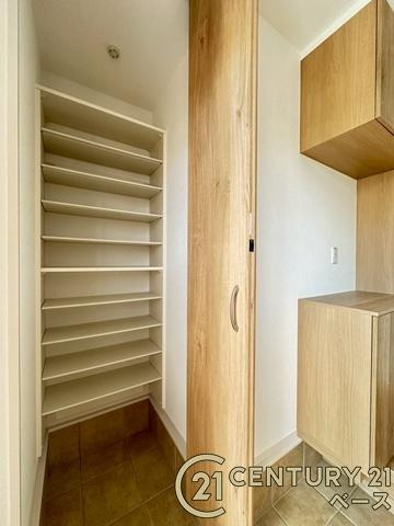 ファーストタウン大野 ６号棟 ／新築一戸建の収納|■現地撮影写真■玄関横にはシューズインクロークを完備！
