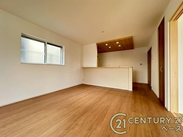 ファーストタウン大野 ６号棟 ／新築一戸建の居間・リビング|■現地撮影写真■ご家族でくつろいでいただける広々したリビング！アクセントクロスがおしゃれな空間を演出します！