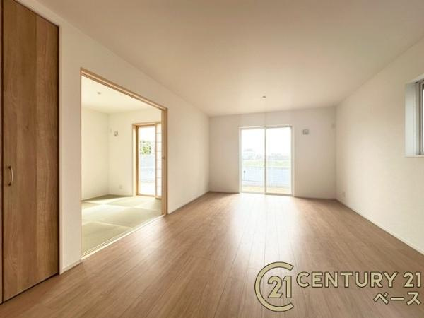 ファーストタウン大野 ６号棟 ／新築一戸建の居間・リビング|■現地撮影写真■家計と環境に優しい、断熱性・保温性に優れたペアガラスを使用しています！