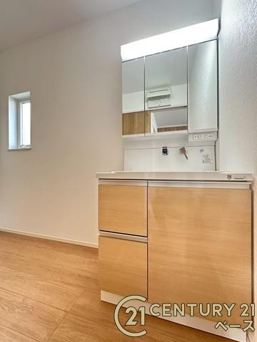 ファーストタウン大野 ６号棟 ／新築一戸建の独立洗面台|■現地撮影写真■三面鏡タイプのミラーキャビネット！収納スペースも豊富です！