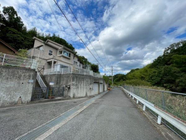 橋本市原田戸建　オーナーチェンジ物件　の前面道路含む現地写真