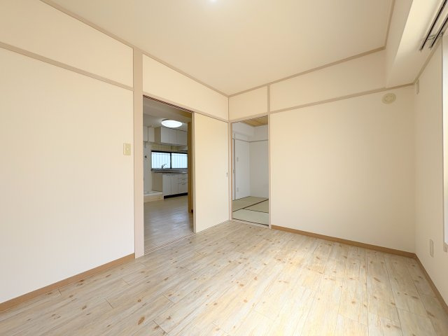 メゾン三晴の洋室