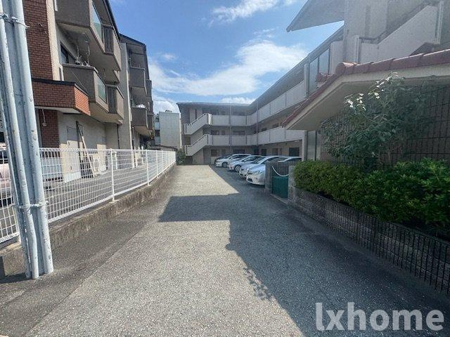 エミネンス千里の駐車場|駐車場に車を止められます