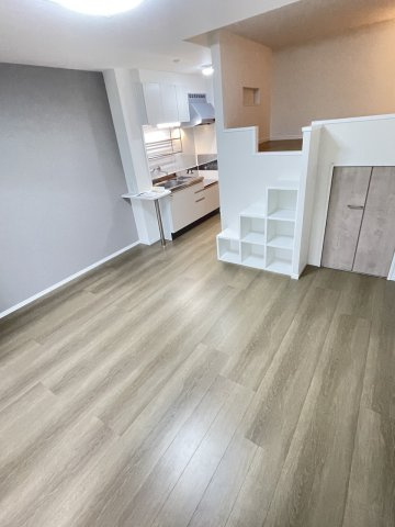 サンテラス・TUTOMIの居間・リビング|ゆったりとした居間です