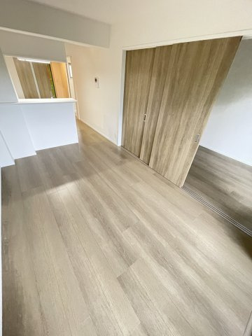 サンテラス・TUTOMIの内装|明るい室内です