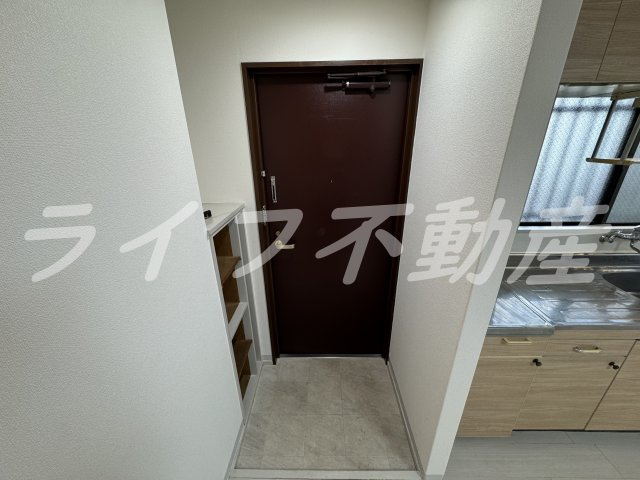 シャンボール今里Ⅱ番館の玄関|収納もある玄関です