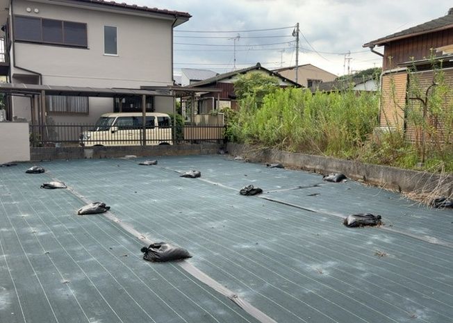 【外観】 | 土地を買う際、住む地域の自治体や福祉の補助制度にも注目してみましょう。子供や老人の医療補助やゴミ出しのルールなど、自治体によってルールに大きな違いがあるため、暮らしやすい土地で判断するとよいでしょう。